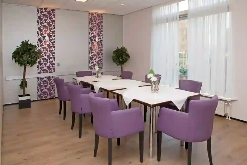 Verlaatzaal in vergaderopstelling