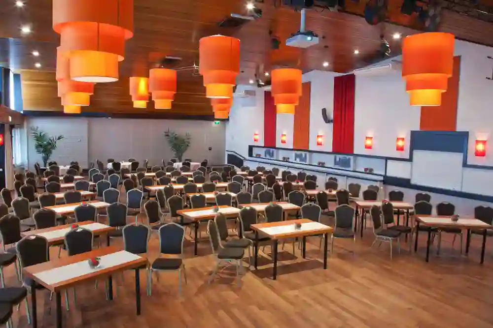 Wierickezaal met tafels en stoelen