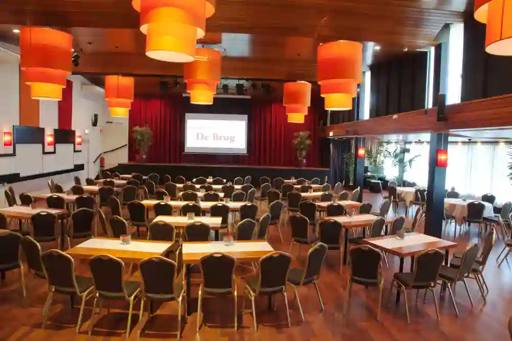 Wierickezaal met tafels en stoelen en beamer